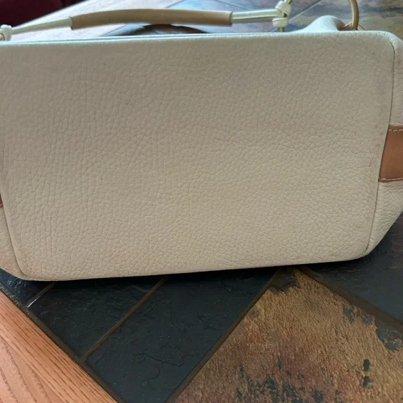 Cream Crescent Shoulder Bag with Minimalist Design. Made in Spain. - Picture 5 of 7